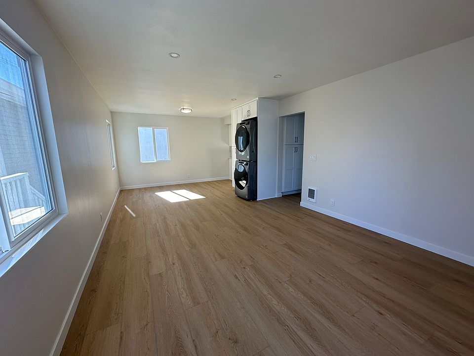 1st image of 827 Ormond Ct
