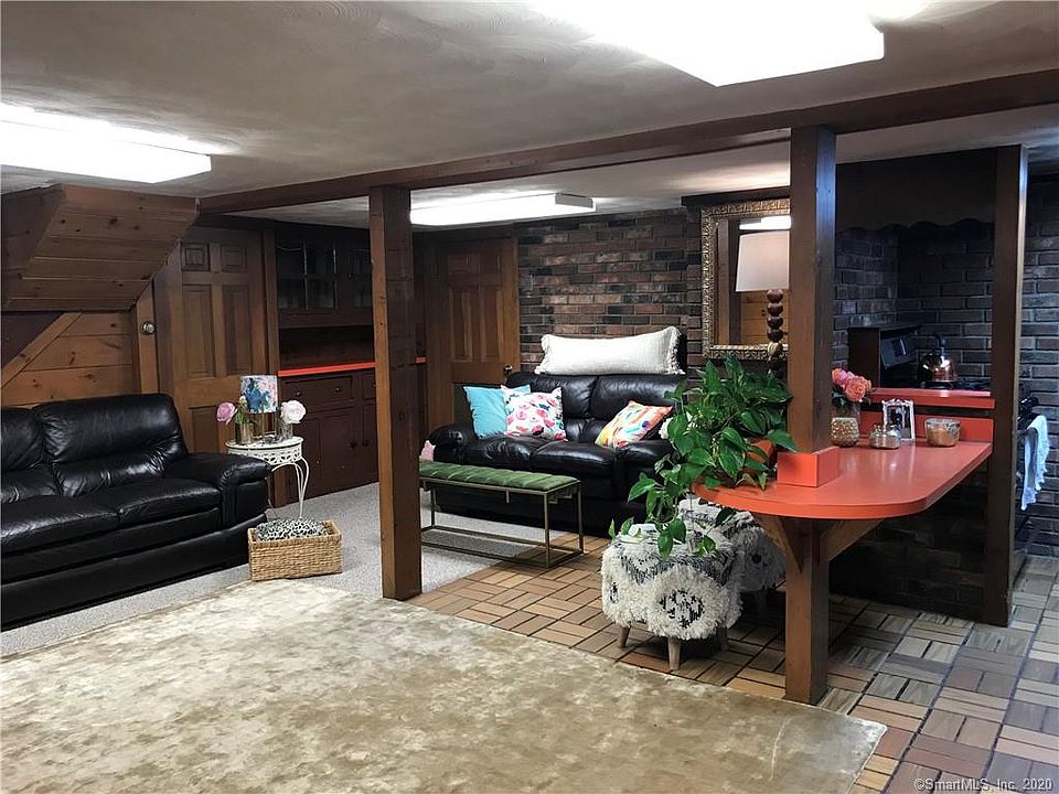31 Ledge Avenue