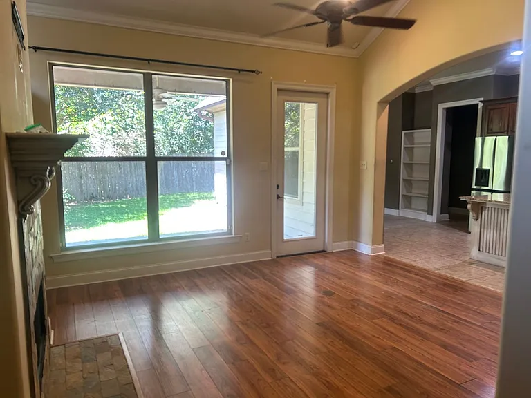 303 Annabelle Ln — Photo 2