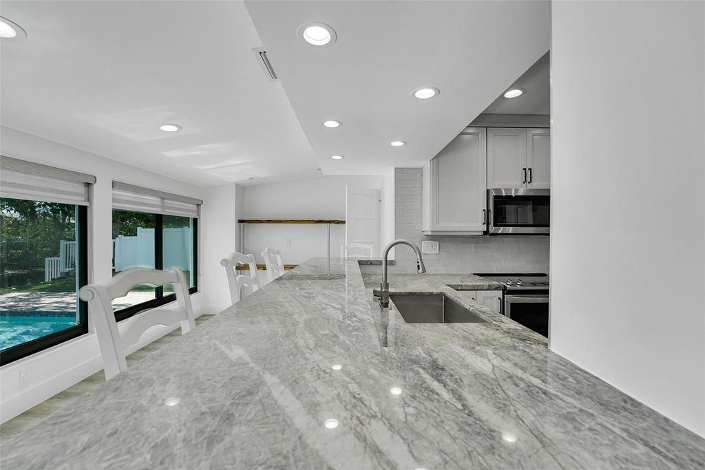 956 SE 10th Ct, Pompano Beach