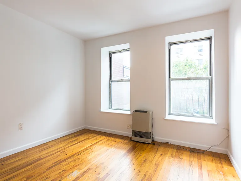 32 Varet St #2L — Photo 3