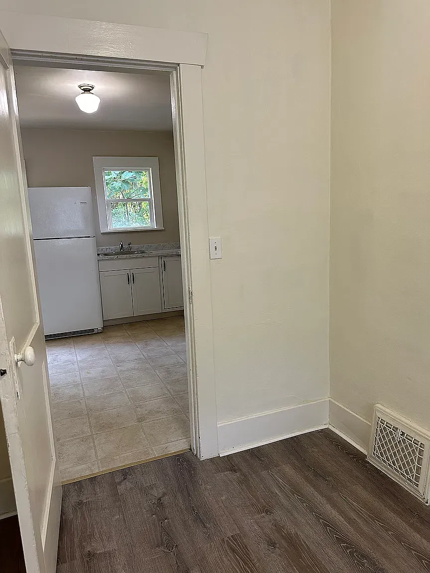 3 bed, 890 sqft, $2,300 — Photo 2
