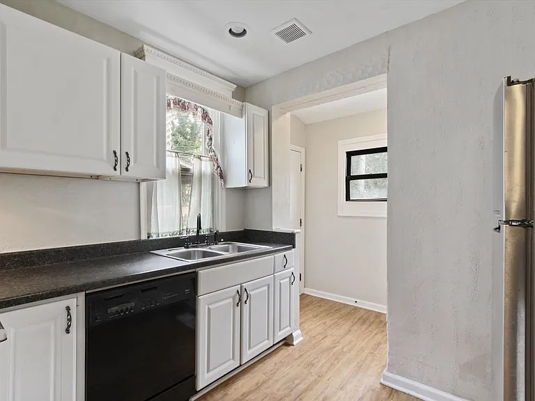 40 Laurel St — Photo 9