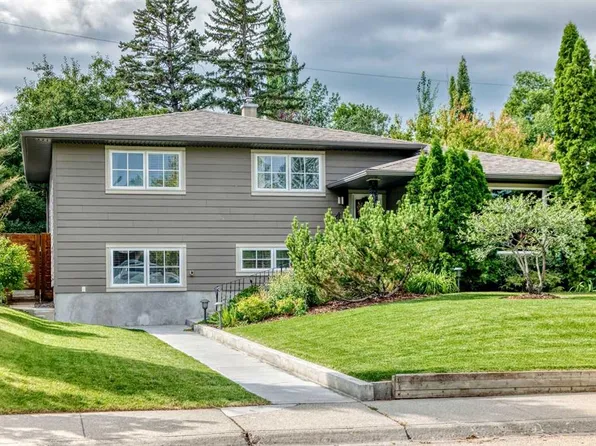 47 E Woodlark Dr SW, Calgary, AB T3C 3H6