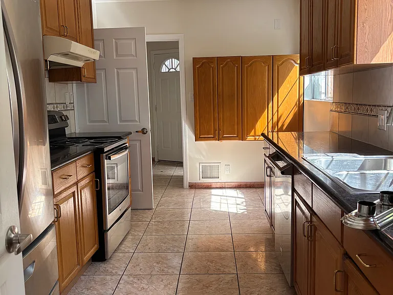 221 N Commonwealth Ave — Photo 23