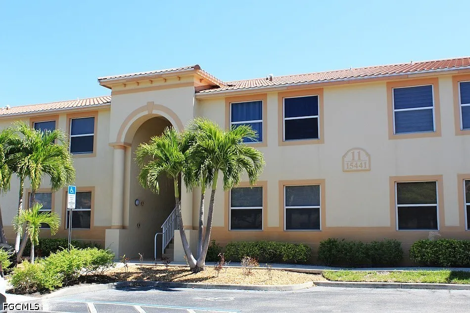 3 bed, 2.0 bath, 1043 sqft, $1,875 — Photo 2