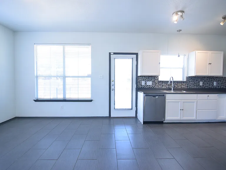 4903 Golden Gate Dr — Photo 6