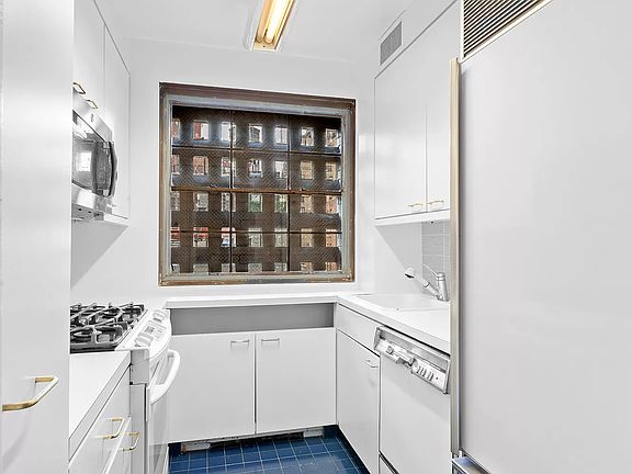 4th image of 203 E 72nd St #8D