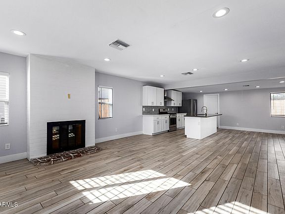 3rd image of 810 E AMELIA Avenue