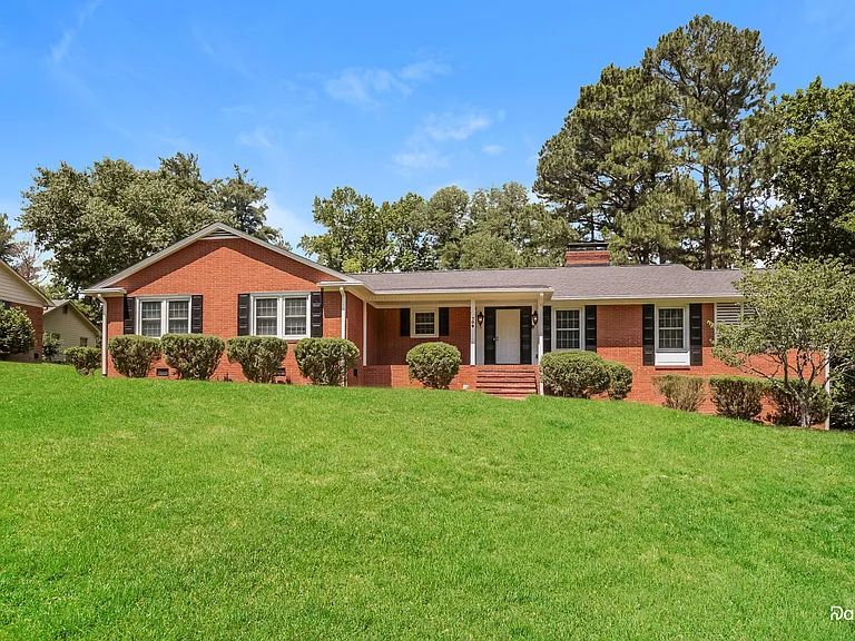709 Huntington Dr — Photo 1