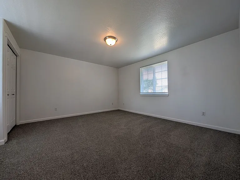 484 Helen St — Photo 17