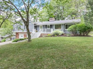 146 Greenbrier Dr, Chagrin Falls, OH 44022