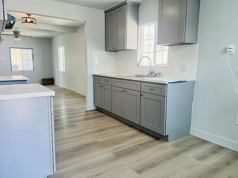 1612 W 71st St — Photo 10