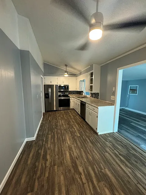 3 bed, 1300 sqft, $1,400 — Photo 3