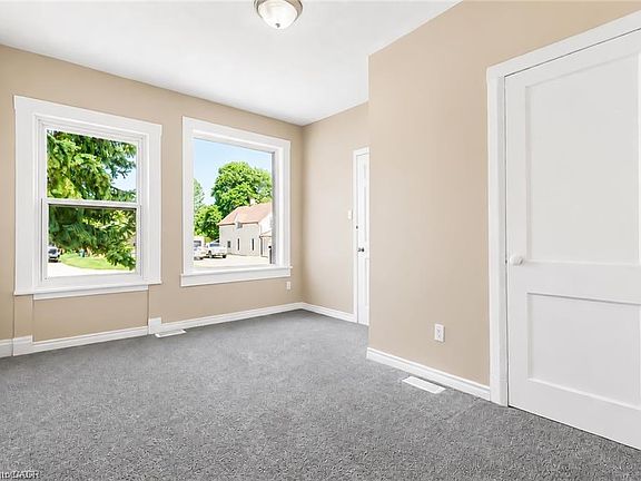 5th image of 93 Lancaster St W
