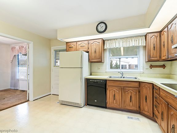 5th image of 951 Lonsdale Rd