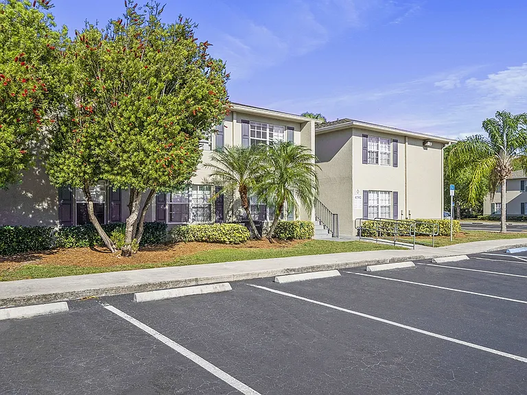 Taylor Pointe Apartments — Photo 23