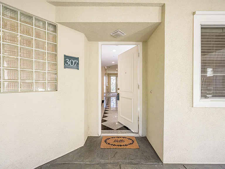 2233 Martin #307 — Photo 3