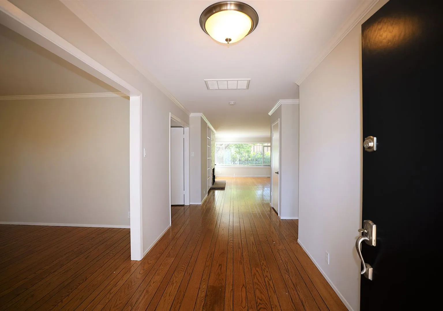Spacious 4 bed/3 bath house near Downtown Burlingame available NOW! — Photo 3