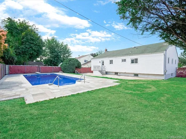 9 Honeysuckle, Kings Park, NY 11754