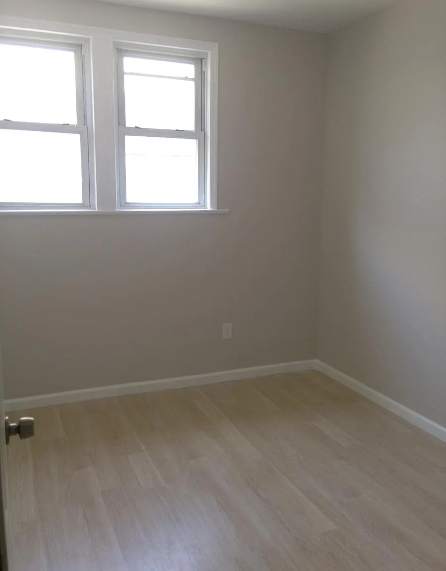 432 Ashley Street — Photo 2