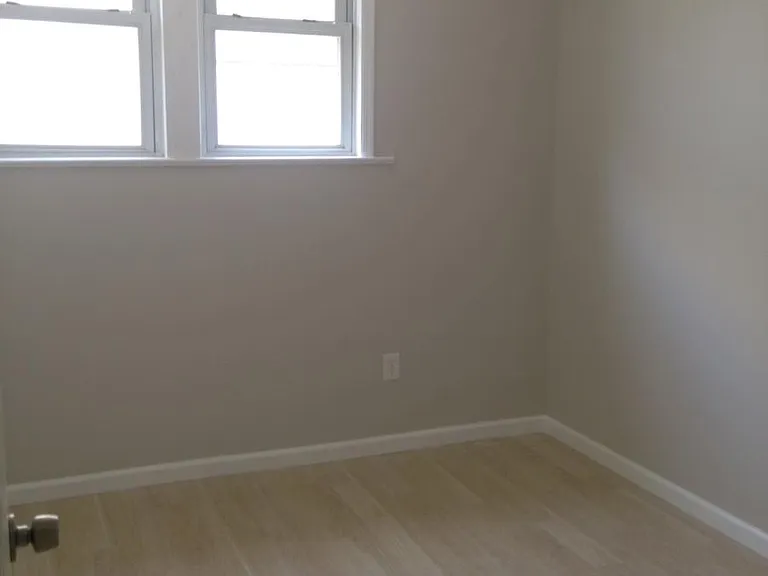 432 Ashley St — Photo 2