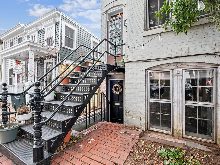 605 E St SE #B — Photo 15