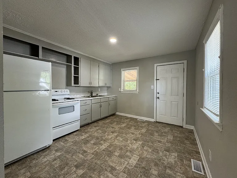 405 Laura Ct — Photo 6