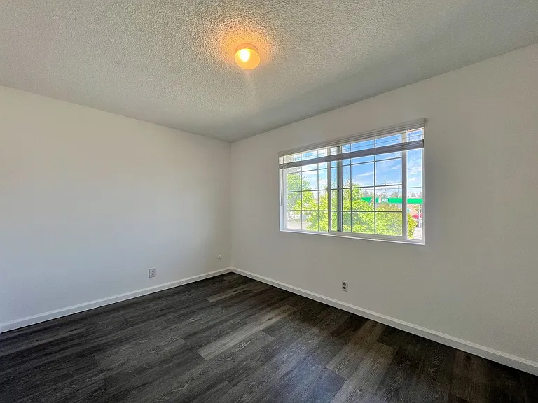 577 Freeway Dr — Photo 11