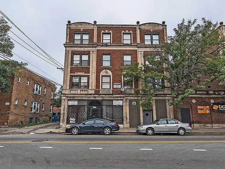 808 W 76th — Photo 14