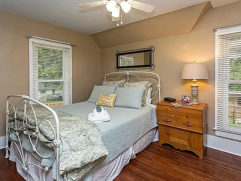 107 S Riverside Dr — Photo 17