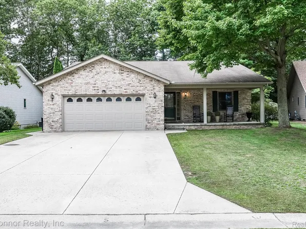 3875 Oak Hills Cir, Port Huron, MI 48060