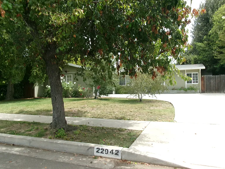 22942 Leadwell St — Photo 1