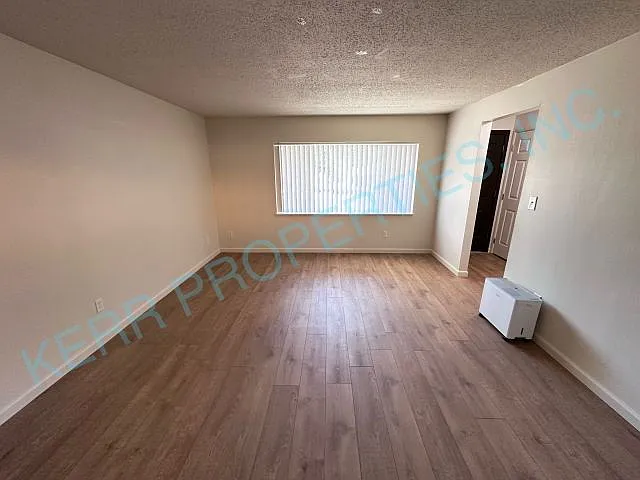 Free Rent! Charming 2-Bed Sanctuary In West Linn Cozy 800 Sq. Ft. Retreat! — Photo 2