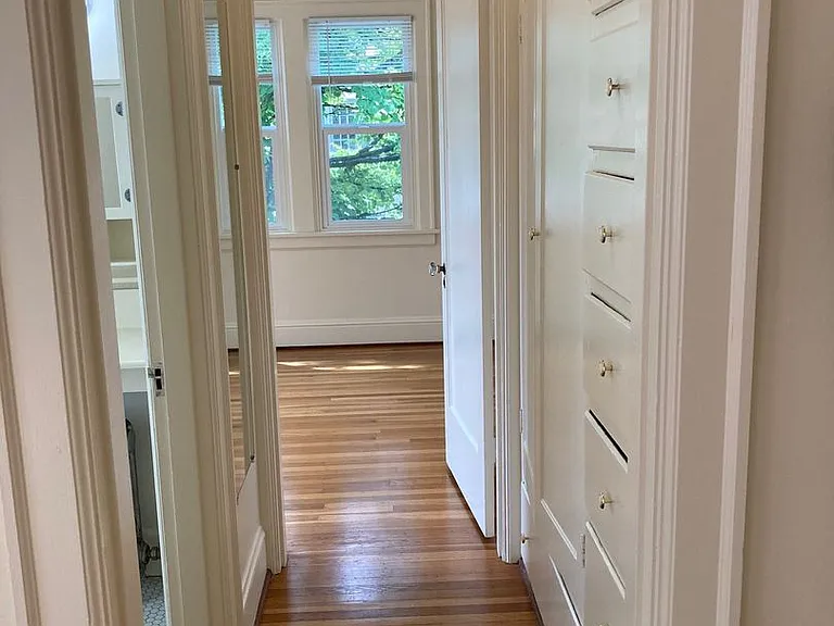 Burgess Apartments — Photo 8