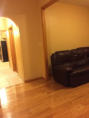 Rented by Metroline Realty | media 40