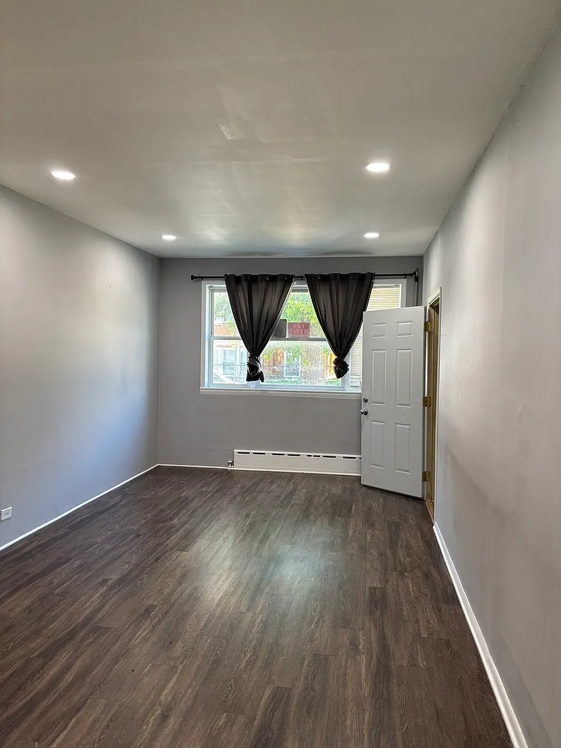 2 bed, 900 sqft, $2,000 — Photo 3
