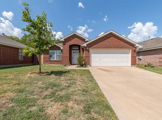 945 Plumeria Dr, Arlington, TX 76002