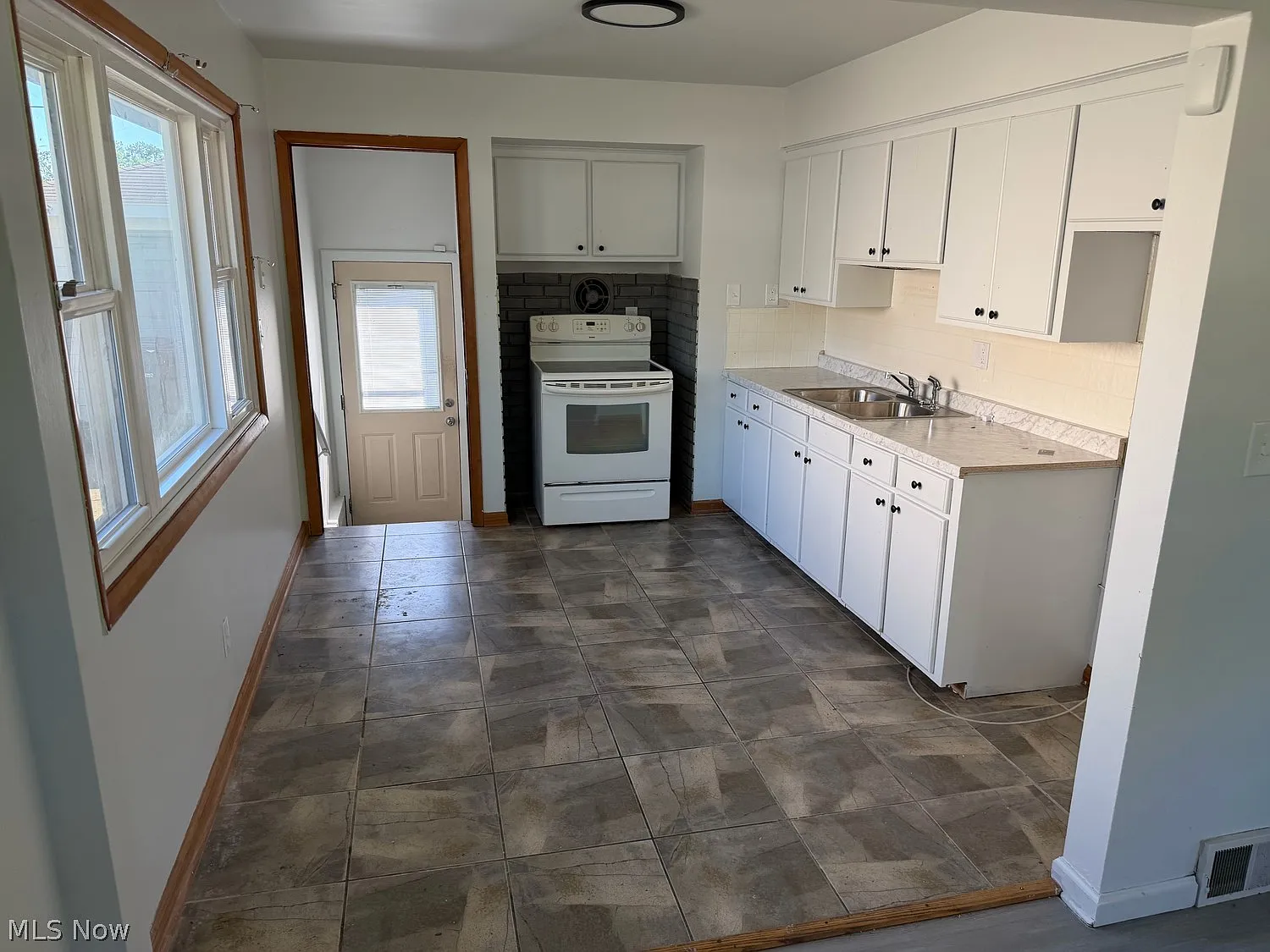 3 bed, 1.0 bath, $1,400 — Photo 2