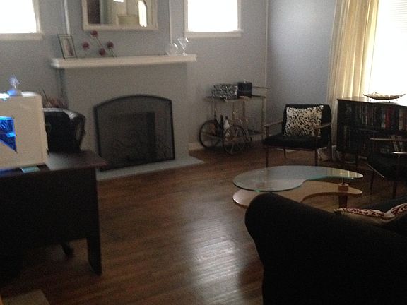 LIVING ROOM - 22'X15'