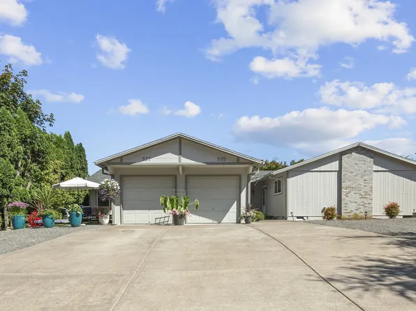 555 Hartke Loop, Oregon City, OR 97045