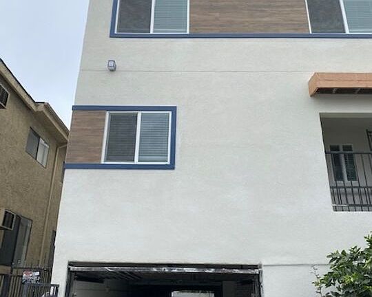 3rd image of 4832 Rosewood Ave APT A