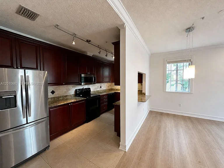 115 Mendoza Ave #202 — Photo 3