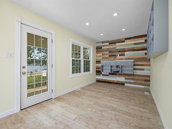 3rd image of 5548 N Willow Ave