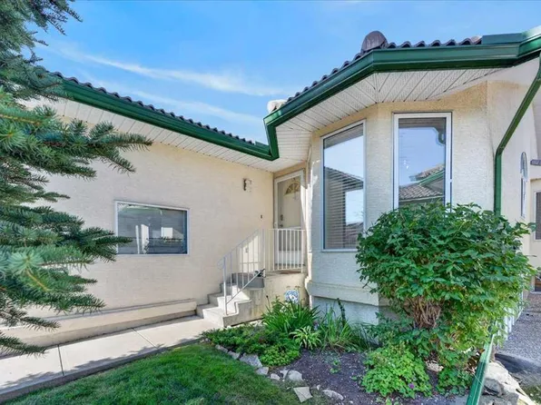 21 E Strathearn Gdns SW, Calgary, AB T3H 2R1