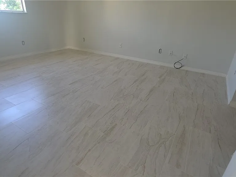 1144 Essex St E — Photo 3