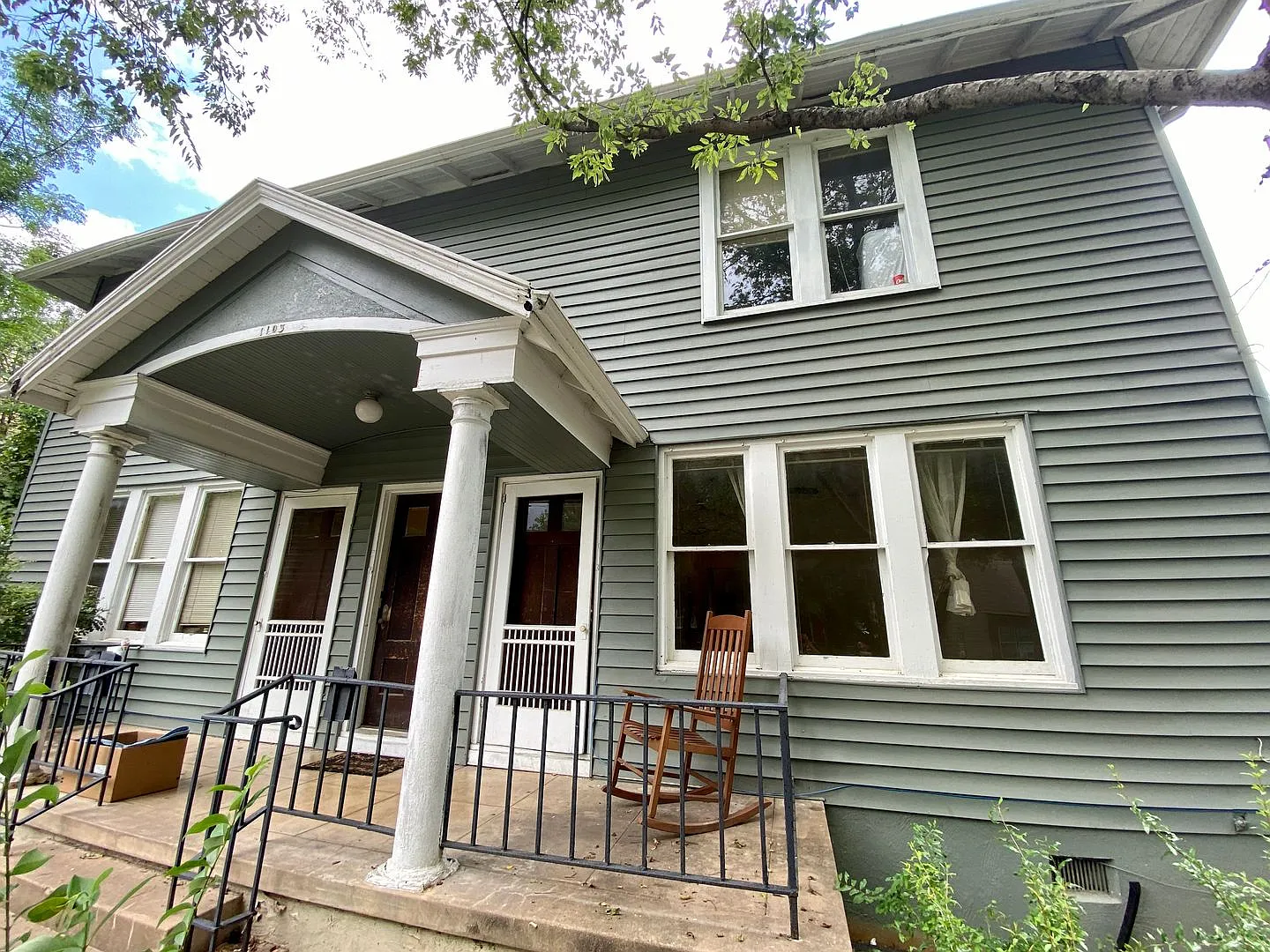 Vintage 1 Bedroom + Study Walking Distant to UT — Photo 2