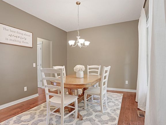 5th image of 647 Sanville Dr