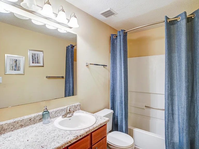 Highland Oaks Apartments — Photo 14