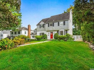 48 Normandy Ln, Manhasset, NY 11030